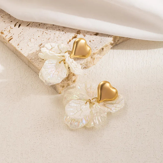 Corazon dorado con petalos de perla